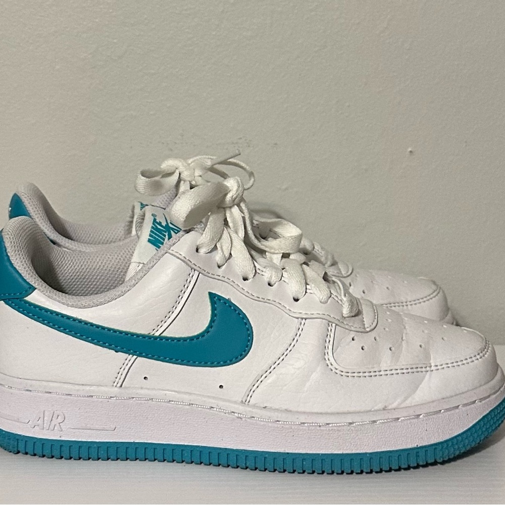 Nike Air Force 1 ’07 LV8 Women’s – Size 6